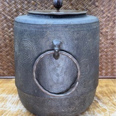 時代物 茶道具 名工 後藤九吉 作 うずまき 文 筒釜 共箱 銅蓋 釜環 鉄釜 良品 煎茶道具 茶釜 釜師 茶器 風炉釜 伝統工芸 和骨董 和美術 釜の画像
