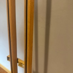 ダブルカーテンレール木目調の画像