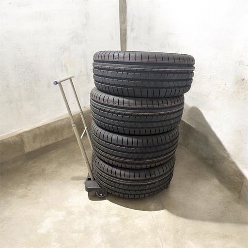 【値下げ‼️】新品タイヤ　　215/45R17 　