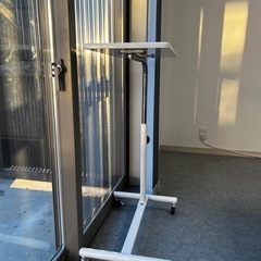 昇降式サイドテーブルの画像