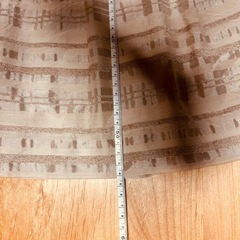 　NATURAL BEAUTY タックスカート ひざ丈 ピンクベージュ系の画像