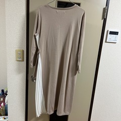 サイドプリーツ長袖ワンピース ベージュ サイズLの画像