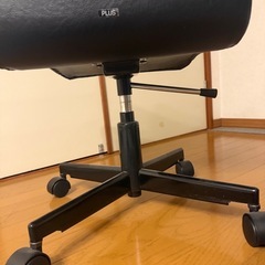 事務用、法人向けオフィスチェアー　メーカーはPlusの画像