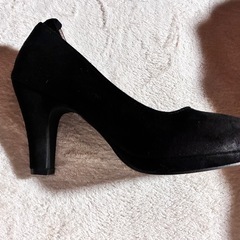 黒のパンプスの画像