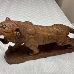 虎の木彫り 置き物の画像