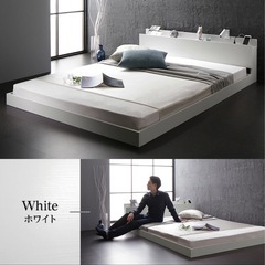 スタイリッシュ　ローベッド　すのこベッド　セミダブルサイズ　ベッドフレームのみ　宮棚付き　二口コンセント付き　木目調の画像