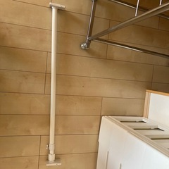 取引中、ハンガーラックと突っ張り棒の画像