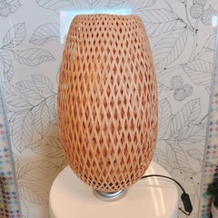 ①IKEAのBÖJA（ベイヤ）テーブルランプ（ニッケルメッキ、籐/竹）の画像