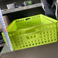 緑のカゴ2個の画像