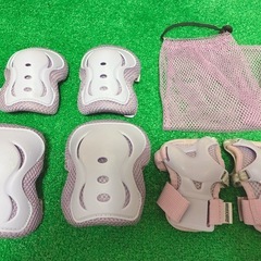 ローラースケートとプロテクターのセットの画像