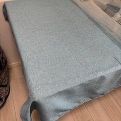 木製テーブルとテーブルクロスの画像