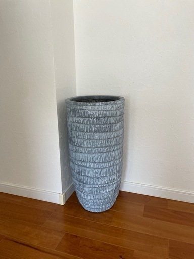 オシャレな観葉植物の鉢　モダン　グレー　陶器　長め