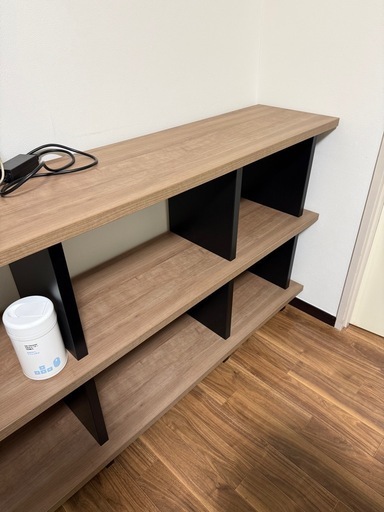 造作の木製の棚