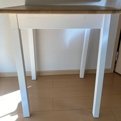 IKEAのテーブルの画像
