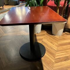 丸脚テーブルの画像