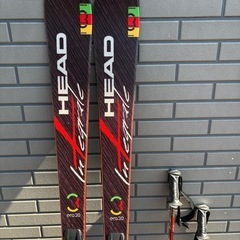 スキー板　ストックの画像