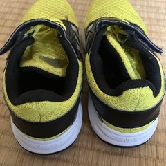 adidasキッズシューズ   18cmの画像