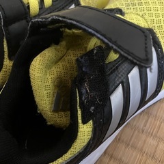 adidasキッズシューズ   18cmの画像