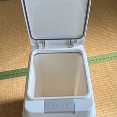 ゴミ入れの画像