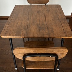 ダイニングテーブルセット テーブル+椅子二脚の画像