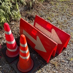 三角コーンと矢印の画像