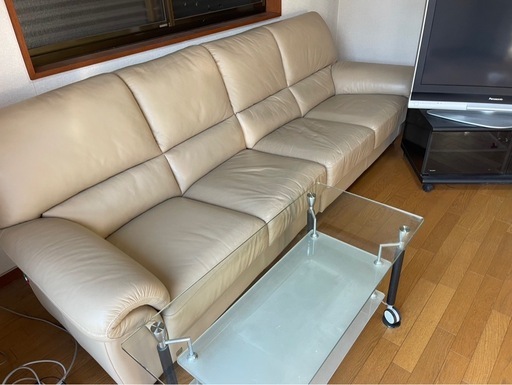 ソファ、テレビ、テーブル
