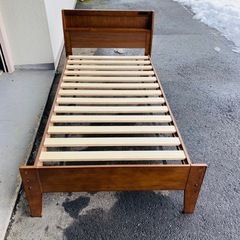 ニトリ　シングルベッド　フレーム　マットレス　すのこ　木製フレーム　コンセント付きの画像