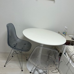 円型テーブル、透明椅子セットの画像
