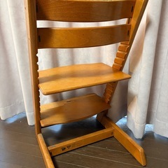 ストッケ（Stokke）のトリップトラップ木製ハイチェア（子供椅子）の画像