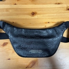 adidas ボディバッグの画像