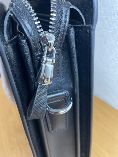 本革 ビジネスバッグ シンプルデザイン．メンズバッグ．本革バッグ。