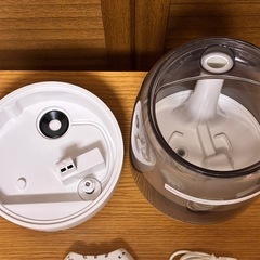 Switchbotの加湿器と3Lビーカーの画像