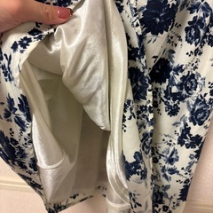 INGNI ネイビーとホワイトの花柄半袖ワンピースの画像