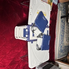 「Leader（リーダー） ラジオ付テーブル＆クーラーBOX RC-120」は、AM/FMラジオ、折りたたみテーブル、椅子2脚が一体となった多機能クーラーボックスです。アウトドアやキャンプで使用される製品です。  主な特徴は以下の通りです。 製品名: Leader ラジオ付テーブル＆クーラーBOX RC-120  未使用の画像