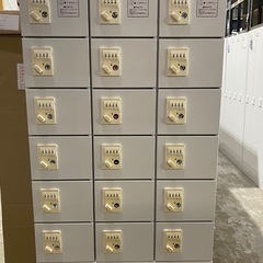 【18人用】貴重品ロッカー ダイヤル錠 下段収納付き KLKW-18Hの画像