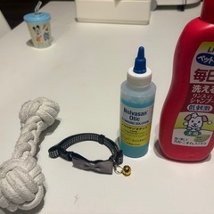 ペット折りたたみソフトケージとシャンプーなどの画像