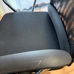 メッシュ素材のオフィスチェアの画像