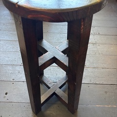 お洒落な木製丸椅子の画像