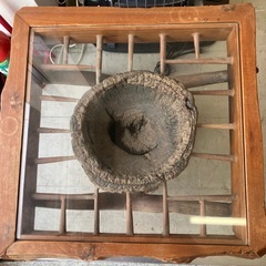 ロ2602-0234 インドネシア　オールドチーク無垢材　臼　ガラス天板使用　コーヒーテーブル　キズ汚れ有りの画像