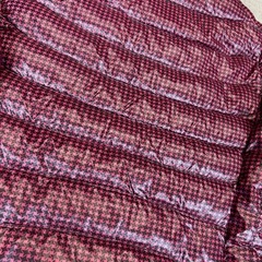 ユニクロ ウルトラライトダウンジャケット 千鳥格子柄 レッド系の画像