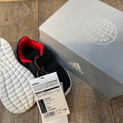 【新品】adidasキッズスニーカー（14㎝）の画像