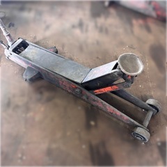 ガレージジャッキ／足踏みペダル付き／手動式の画像