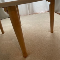 白い可愛い形のテーブル 座卓の画像