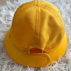 黄色いリボン付きハットの画像