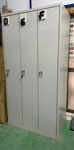 オカムラ製 3人用ロッカー／鍵付き・棚付き