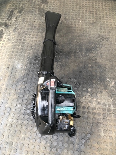 実働　普通のガソリンで動く　4サイクルエンジンブロワー　makita製　EUB4250