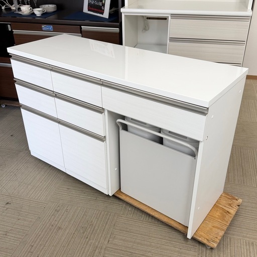 【超美品‼️】総額136,900円♪ 現行モデル ニトリ 140cm幅キッチンカウンター(リガーレ) 食器棚 収納家具 ダストボックス付き 艶あり木目調ホワイト♪