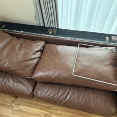 ソファ ブラウンレザー クッション 足付きの画像
