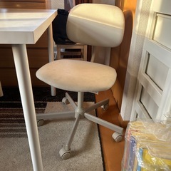 IKEAの白いデスクとチェアの画像