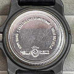 スイス・アーミー ホワイトダイヤル、レッドベゼル、ナイロンストラップ付きアナログクォーツ腕時計 SWISS ARMY カレンダーの画像